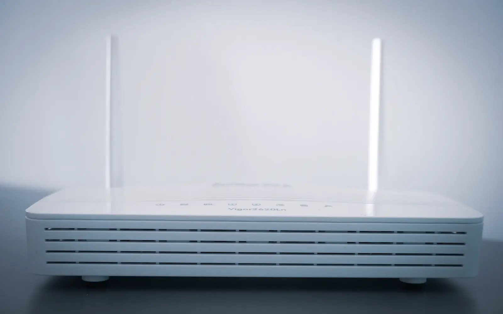 Λευκό router με δύο κεραίες
