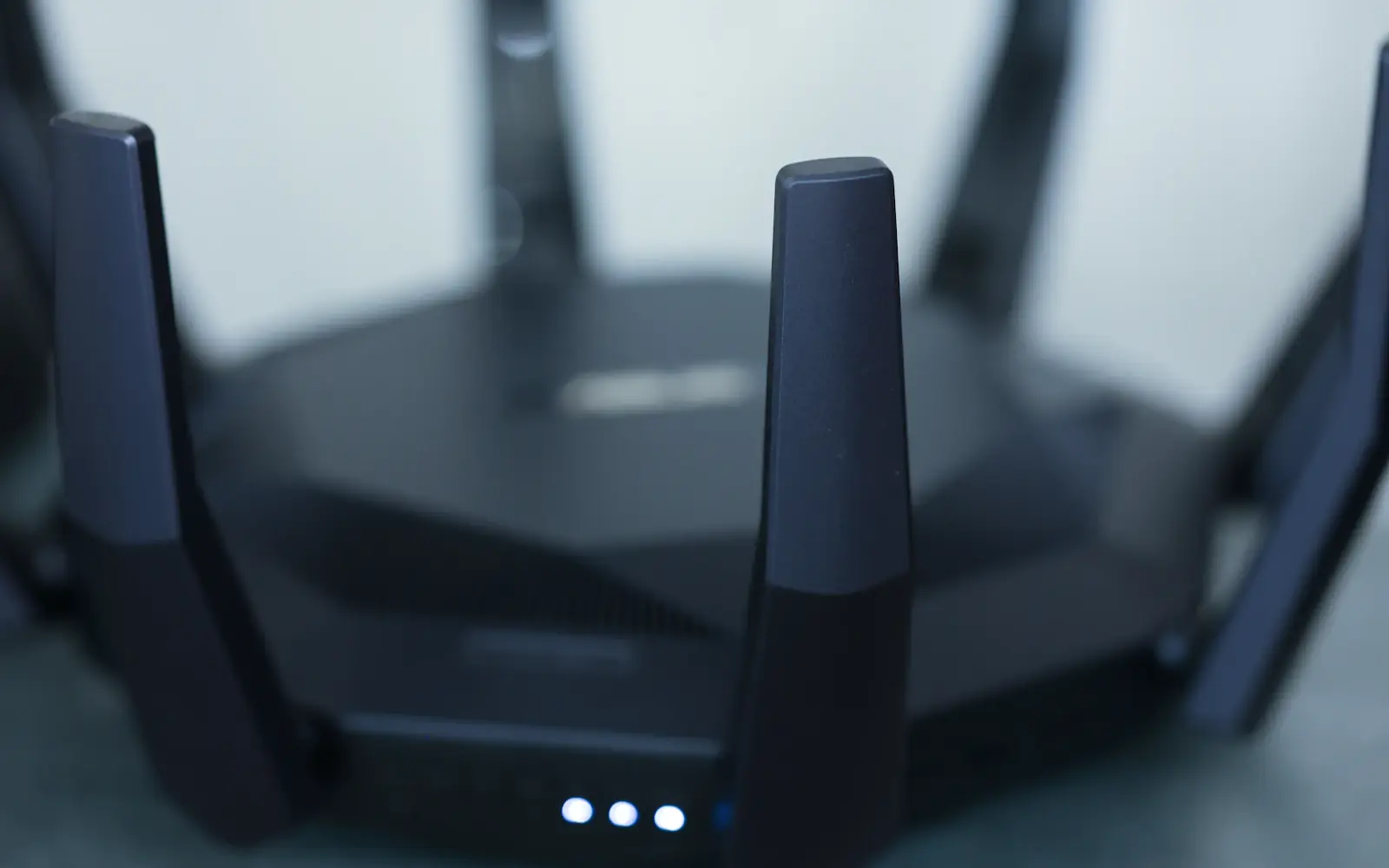 Κεραίες και φωτεινές ενδείξεις ασύρματου router
