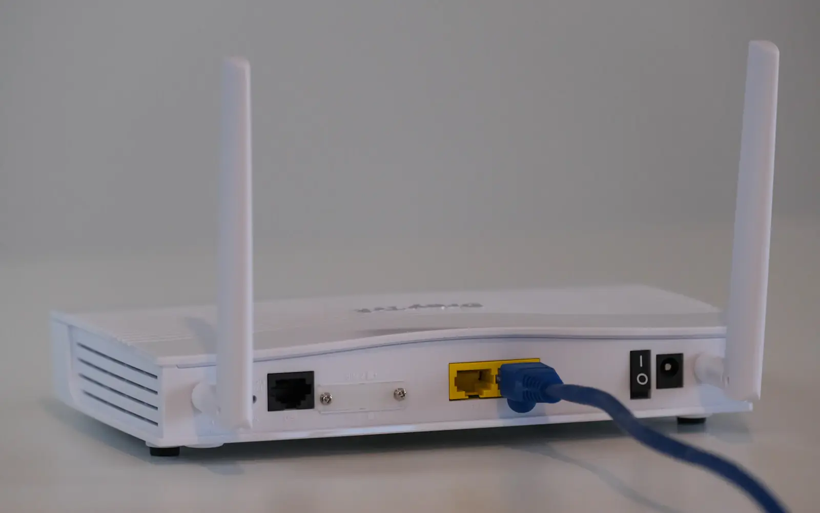 Καλώδιο Ethernet συνδεδεμένο στις θύρες ενός router