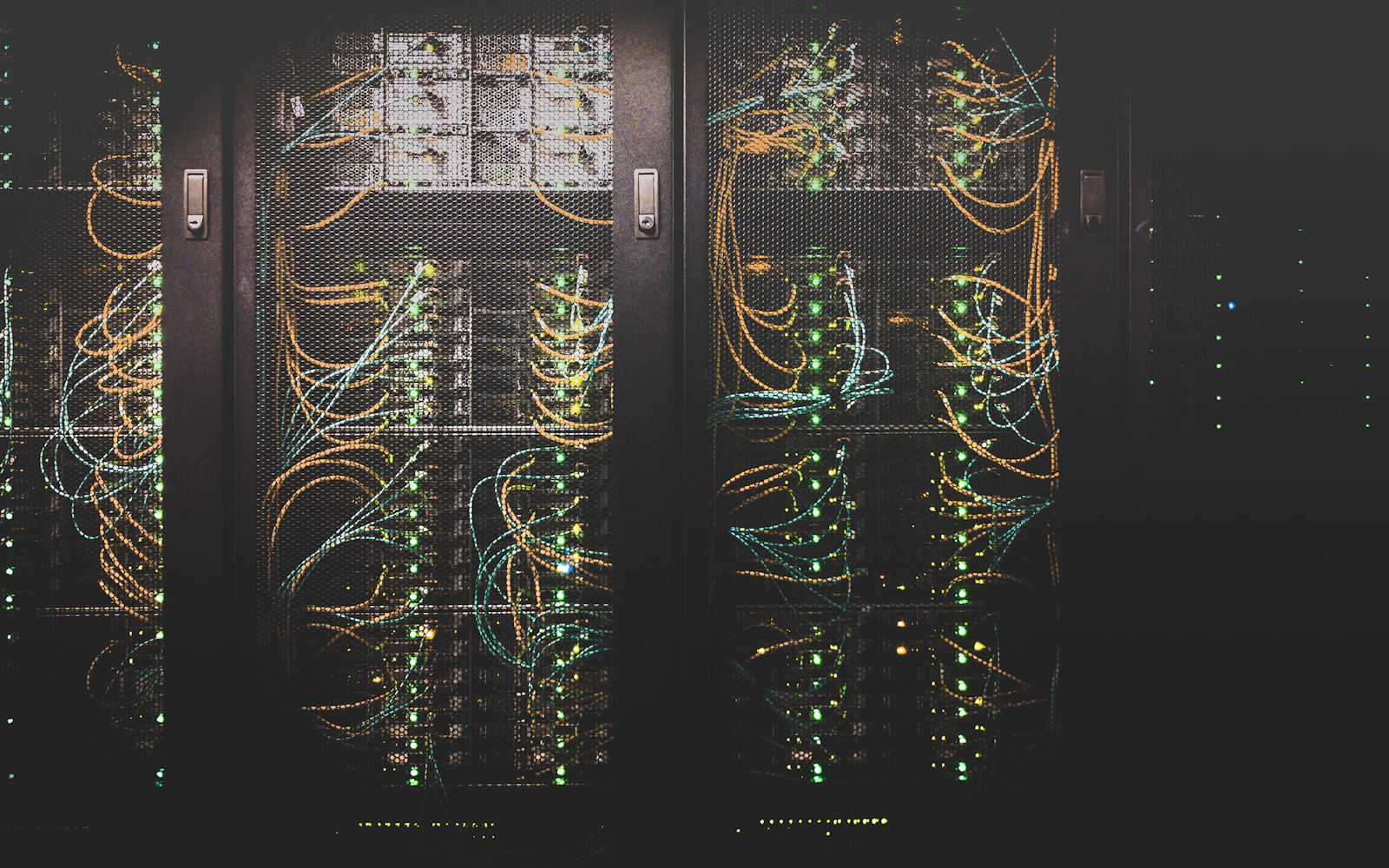 Δικτυακός εξοπλισμός και καλώδια σε racks